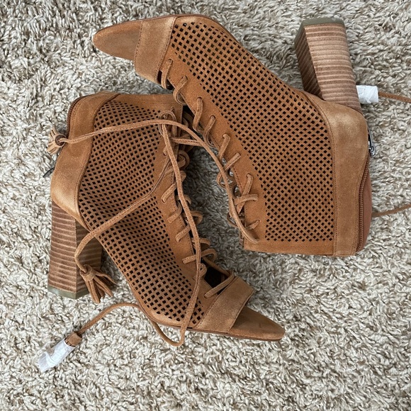Marc Fisher laser cut tan heels - Picture 2 of 2